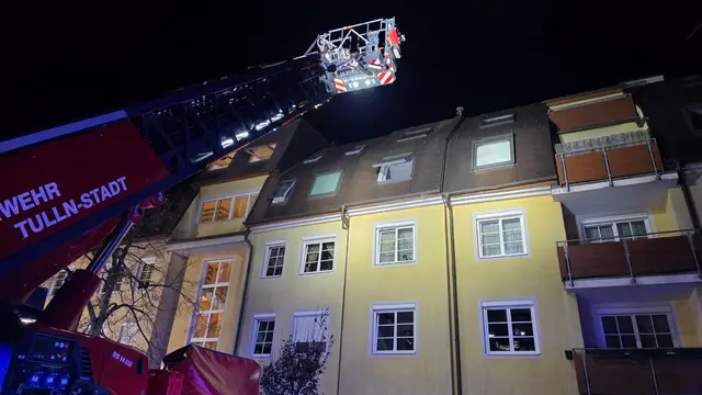 Mit Unterstützung der Hebebühne konnten die Einsatzkräfte den Rauch aus den oberen Geschoßen der Wohnhausanlage gezielt bekämpfen. | Foto: Doku-NÖ