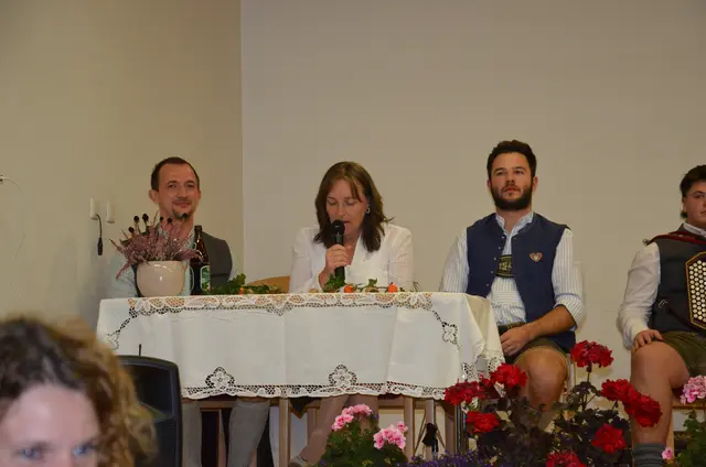 Mundartdichterin Helga Astner trug eigene Gedichte aus dem Leben vor.  | Foto: Maria Astner-Meißnitzer