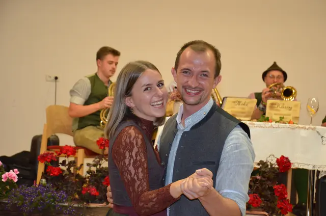 Sarah und Maxi tanzten flott auf. | Foto: Maria Astner-Meißnitzer