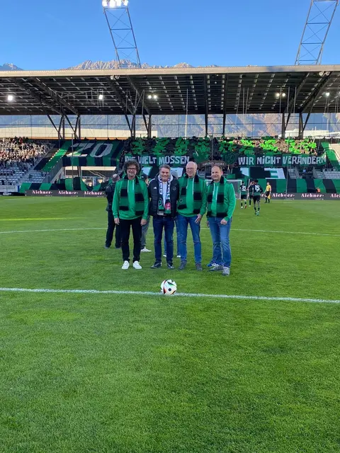Ehrenanstoß von IKB-Aufsichtsratsvorsitzender Markus Bachlechner, IKB-Vorstand Helmuth Müller und Thomas Pühringer beim FC Wacker Spiel im Tivoli. | Foto: IKB