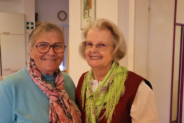 Seit 60 Jahren beste Freundinnen: die Gratkornerin Rosemarie Wolfsbauer (li) und Heimatdichterin Erika Zötsch. Sie las Heiteres und Weisheiten über den Herbst, von der Erntezeit bis zum Martinigansl.  | Foto: Edith Ertl