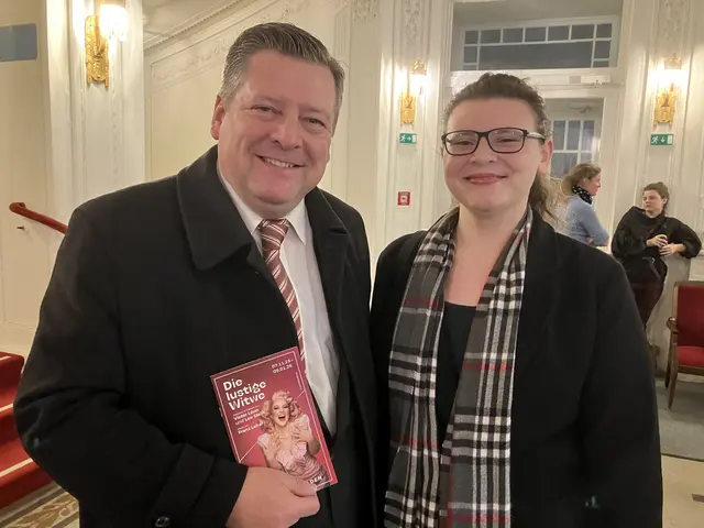 In Vertretung der Bürgermeisterin: Vizebürgermeister Markus Riedmayer mit seiner Tochter Theresa. | Foto: Stockmann