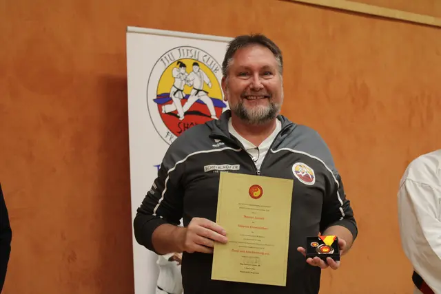Obmann Thomas Janisch erhielt das silberne Ehrenzeichen für sein Mitwirken im Verein. 