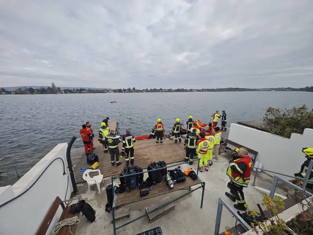 Im Einsatz standen rund 80 Einsatzkräfte der Feuerwehren Hornstein und Neufeld an der Leitha, des Feuerwehr-Tauchdienstes Burgenland, der Berufsfeuerwehr Wien, der Österreichischen Wasserrettung, des Roten Kreuzes, der Polizei sowie die Besatzung des Notarzthubschraubers Christophorus 9. | Foto: Bezirksfeuerwehrkommando Eisenstadt-Umgebung