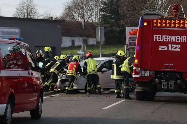 Der Rettungsdienst versorgte eine verletzte Person und brachte sie zur weiteren Behandlung in ein Krankenhaus.  | Foto: DOKU NÖ