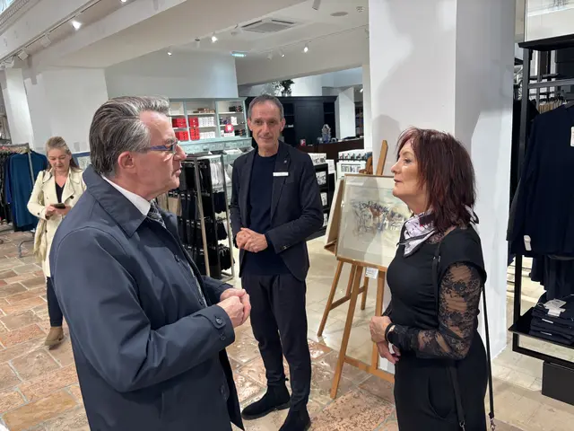 Kultur im Modehaus führt auch zu angeregten Gesprächen: Franz Piribauer, Albin Schauer und Sieglinde Diebold. | Foto: Zezula