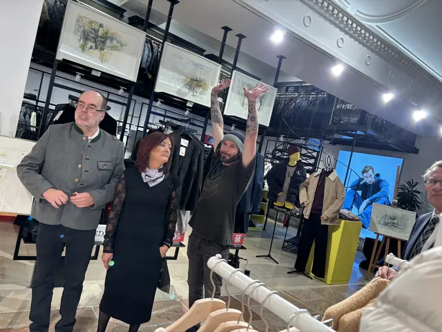 Familie Diebold: Günter, Sieglinde und Christoph - Letzterer instruiert Vater und Mutter fürs Video. | Foto: Zezula