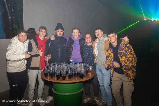 Die "Jugend Schwadorf" in voller Feierlaune. | Foto: www.cine-motion.at / Ivanek