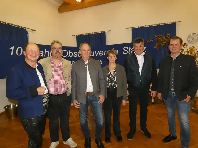 Verdiente Mitglieder wurden bei der 100-Jahr-Feier des Obst- und Gartenbauvereins Stanz geehrt: Obmann Stefan Nothdurfter mit den Geehrten Gregor Krismer, Josef und Angelika Schimpfössl, Franz-Josef Lechleitner und Gregor Pfeifer. 