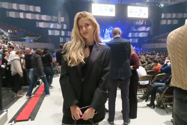 Olympiasportlerin und erfolgreiche Influencerin Alica Schmidt bekam die Karte zum Geburtstag geschenkt und war sichtlich beeindruckt. | Foto: Patricia Hillinger/MeinBezirk