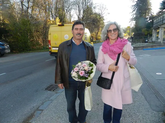 Franz Donner, Elisabeth Luidold  organierten Blumen für Frau Lehrerin Sonja Hochgerner | Foto: Heribert Punz