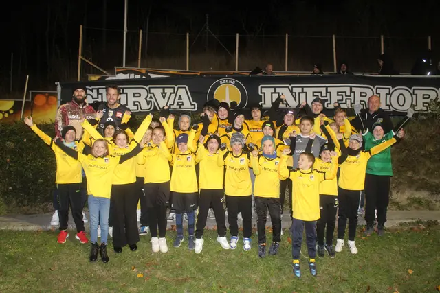 Die Nachwuchskinder aus Grabern durften die Spieler auf das Spielfeld begleiten. | Foto: arbes