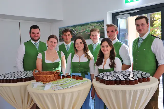 Der Bezirksvorstand der Landjugend servierte beim anschließenden Festakt kompetent und mit viel Herzlichkeit Essen und Getränke im Veranstaltungszentrum Fernitz-Mellach | Foto: Edith Ertl