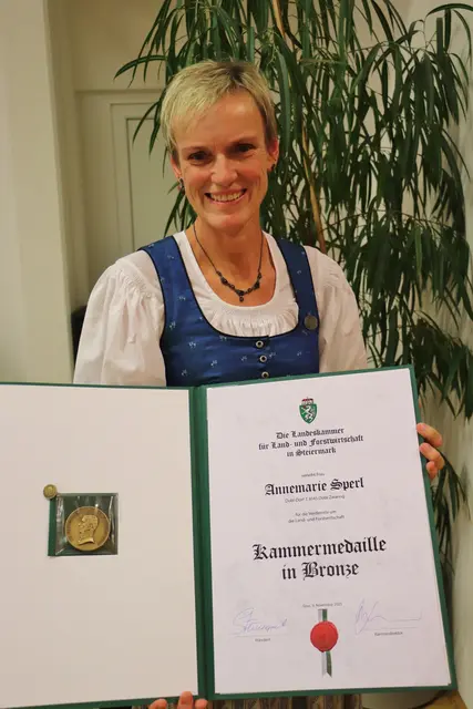 Annemarie Sperl vom Gemeindevorstand Dobl-Zwaring mit der Kammermedaille in Bronze | Foto: Edith Ertl