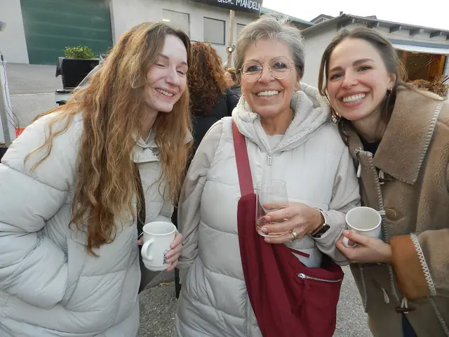 Johanna Eberst berger, Therea Bresnik, Llli Ebersberger
Haben sich bei Punsch gut unterhalten | Foto: Heribert Punz