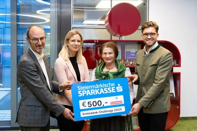 Michael Gradischnig von der Steiermärkische Sparkasse (links), Martina Schweiggl (MeinBezirk) und Volkskultur Steiermark-Geschäftsführer Simon Koiner-Graupp (rechts) überreichten RoseMarie Popp vom Volkstanzkreis St. Johann ob Hohenburg den Scheck für den Sieg bei der Erntedank-Challenge 2025. | Foto: Jorj Konstantinov/geopho.com