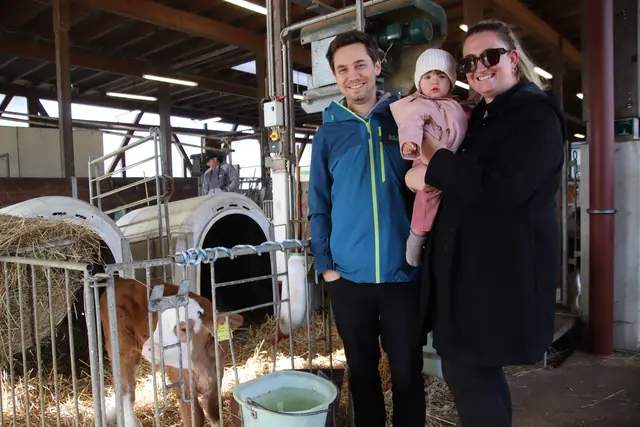 Peter und Victoria Müllner aus Bildein zeigten Töchterchen Clara den Kälberstall. | Foto: Martin Wurglits