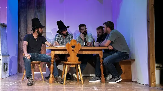 Benjamin Kölli als Hans Gatterer zwischen Familienglück und Räuberleben.  | Foto: Volksbühne Mils