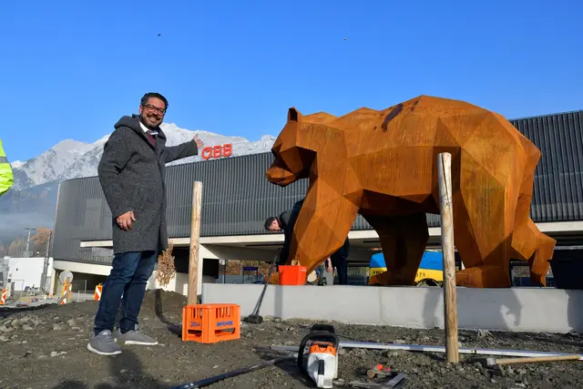 Bürgermeister Markus Freimüller präsentiert den imposanten Stahlbären, der Besucher am neuen Kreisverkehr beim Bahnhof begrüßt. | Foto: ZOOM.TIROL
