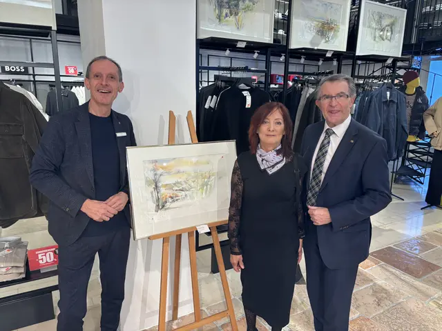 Kleiderbauer-Leiter Albin Schauer, Künstlerin Sieglinde Diebold und Kulturstadtrat Franz Piribauer vor dem Aquarell "Waldviertel". | Foto: Zezula
