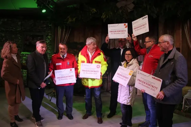 Die Vertreter der Hilfsorganisationen mit den symbolischen Freikarten für ihre Mitglieder.