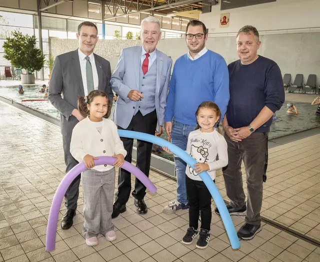 Bildungsstadtrat Philipp Gruber, Bürgermeister Klaus Schneeberger, Sportstadtrat LAbg. Philipp Gerstenmayer und Aqua Nova-Chef Markus Kopecky mit Hannah und Annalena. | Foto: Stadt WRN, Weller