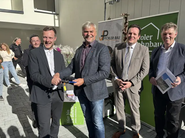 Bgm. Johannes Reinstadler, Alt-Bgm. Karl Raich, LR Rene Zumtobel und Wohnbau-Geschäftsführer Dir. Walter Soier bei der "Vernichtung des Zentralschlüssels." | Foto: Perktold