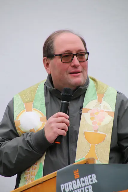 Stadtpfarrer Roman Schwarz nahm die Segnung der Weine vor   | Foto: Eduard Wimmer