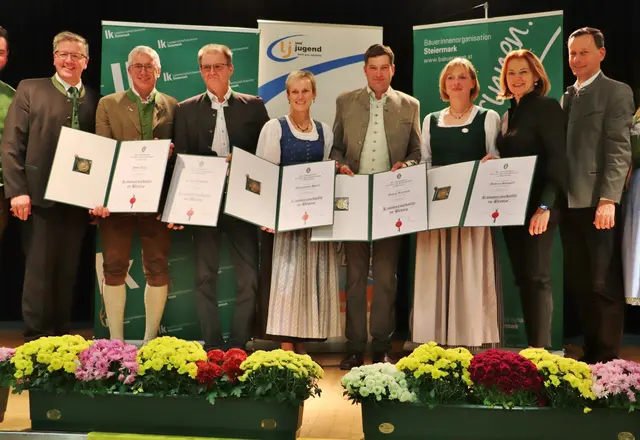 Die Geehrten aus Dobl-Zwaring mit LK-Präs Andreas Steinegger (li) und NAbg. Ernst Gödl (re) | Foto: Edith Ertl