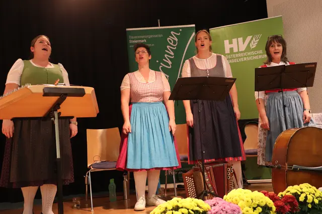 Die Friesacher Frauenzimmer umrahmten musikalisch den Wallfahrer-Gottesdienst und unterhielten danach gschnappiger das Publikum mit heiteren Liedern.  | Foto: Edith Ertl