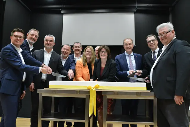 Bgm. Erich Trummer (Gemeinde Neutal), Präsident Gerhard Michalitsch (Arbeiterkammer Burgenland), Landesrat Heinrich Dorner, Markus Plattner (Vorstandsvorsitzender BUZ Neutal), Karin Steiner (stv. Landesgeschäftsführerin AMS Burgenland), Johann Godowitsch (ehem. Vorstand BUZ Neutal), Christian Vlasich (Geschäftsführer BUZ Neutal), Petra Draxl (Vorstandsmitglied AMS Österreich), Landesrat Leonhard Schneemann, Roland Sauer (Leiter der Sektion Arbeitsmarkt im BMASGPK) und Herbert Buchinger (ehem. AMS-Vorstandsvorsitzender) | Foto: Rosenberger Victoria