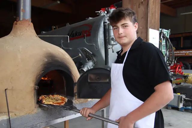 Schüler Philip Böhm stand am Backofen und versorgte die Gäste mit hausgemachter Pizza. | Foto: Martin Wurglits
