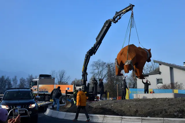 Der Bär symbolisiert das Wappentier der Gemeinde Fritzens und ist aus Cortenstahl gefertigt.  | Foto: ZOOM.TIROL