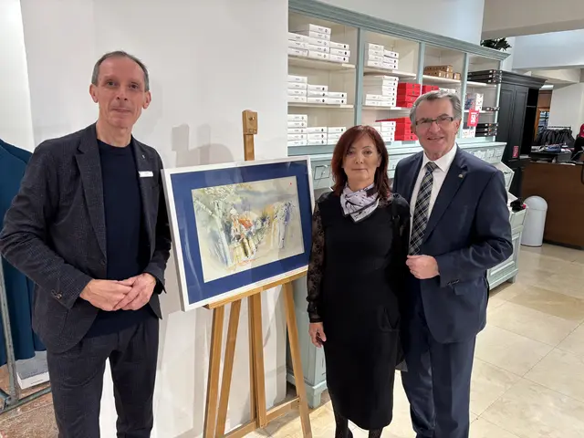 Kleiderbauer-Leiter Albin Schauer, Künstlerin Sieglinde Diebold und Kulturstadtrat Franz Piribauer. | Foto: Zezula