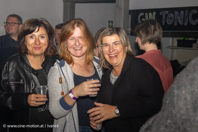 Susi L., Renate Schwarz und Silvia Hager trafen sich, um mal zu sehen was die Söhne so machen (vlnr). | Foto: www.cine-motion.at / Ivanek