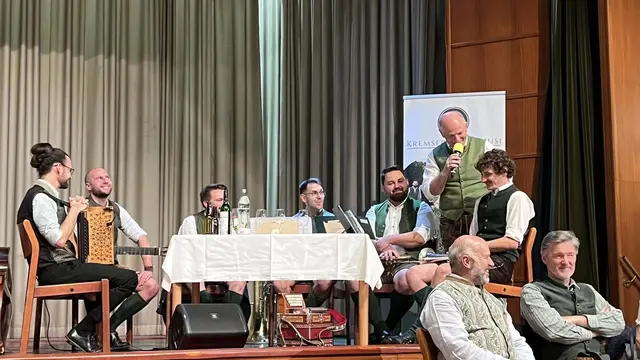 Bernd Prettenthaler interviewte vor dem Auftritt die Kremser Kellermusi. | Foto: Stadtgemeinde Bärnbach