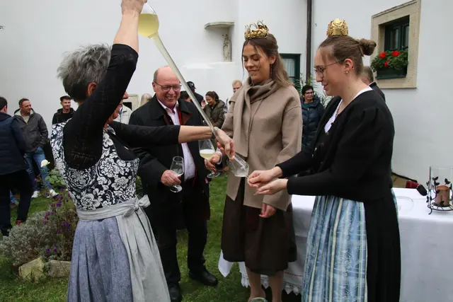 Der Cuvèe der Purbacher Winzer wurde nach der Weintaufe verkostet.  | Foto: Eduard Wimmer