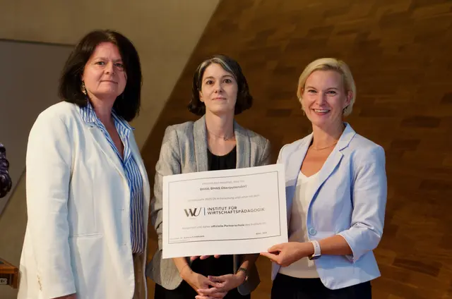 Die HAK/HAS Oberpullendorf wurde als Partnerschule des Instituts für Wirtschaftspädagogik der WU Wien ausgezeichnet. Am Foto Direktorin Sonja Hasler mit Kerstin Wurth-Konczer von der WU Wien. | Foto: HAK/HAS OP