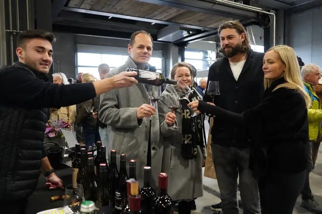 Moritz, Philipp, Sabine, Winzer Michael Schwarz, Julia | Foto: Andrea Glatzer