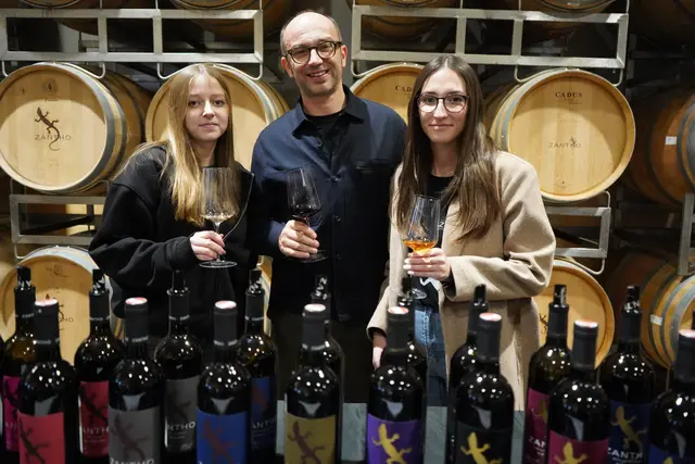 Weingut Zantho: Geschäftsführer Thomas Gratzer mit Hannah und Collien | Foto: Andrea Glatzer