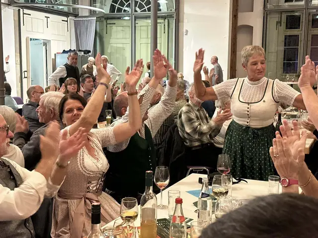 Hoch die Hände, Wochehende. Mit der Gruppe Herzschlag wurde in Giengen so richtig gefeiert. | Foto: Helmut Linhart