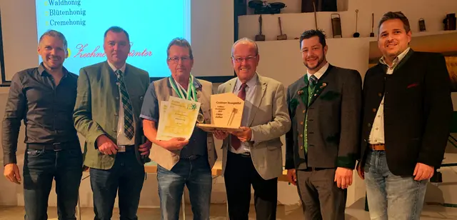Günter Zechner aus Traboch wurde Imker des Jahres 2025 und erhielt den Goldenen Honiglöffel. Im Bild: Markus Stabler, Erich Landner, Günter Zechner, Karl Dobnigg, Richard Judmaier und Andreas Fritsch. (v. l.) | Foto: Markus Stabler