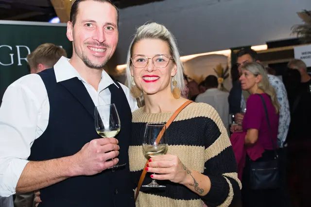 Gute Unterhaltung bei einem Gläschen Wein und Kostproben zahlreicher Weinbauern.  | Foto: Alfred Hofer