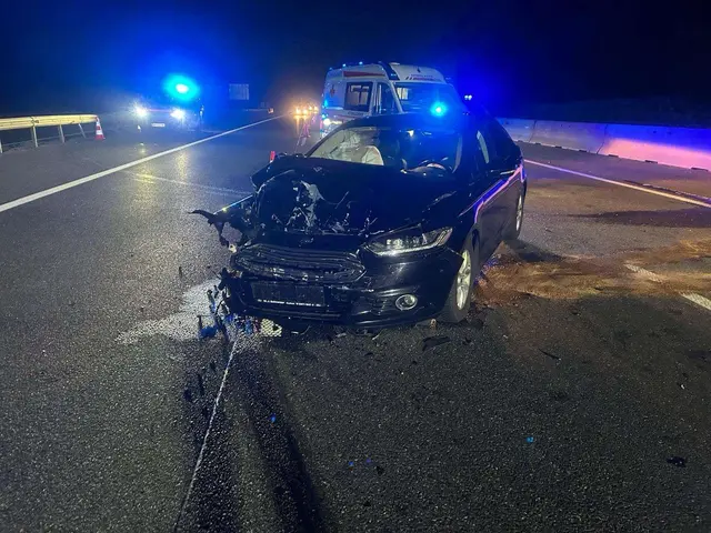 Ein Kleintransporter geriet ins Schleudern und kam schließlich entgegen der Fahrtrichtung zum Stillstand. Ein nachfolgender Pkw konnte nicht mehr rechtzeitig ausweichen und kollidierte. | Foto: DOKU NÖ
