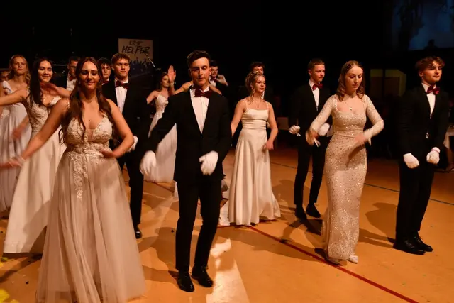 Schwungvolle Polonaise zum Auftakt der Ballnacht der HLW Maturantinnen in Murau. | Foto: Anita Galler