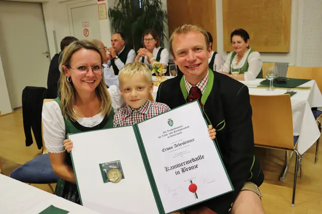 Vzbgm. Erwin Arbesleitner aus Deutschfeistritz (im Bild mit Gattin Karin und Sohn Lukas) wurde mit der Kammermedaille in Bronze ausgezeichnet.  | Foto: Edith Ertl