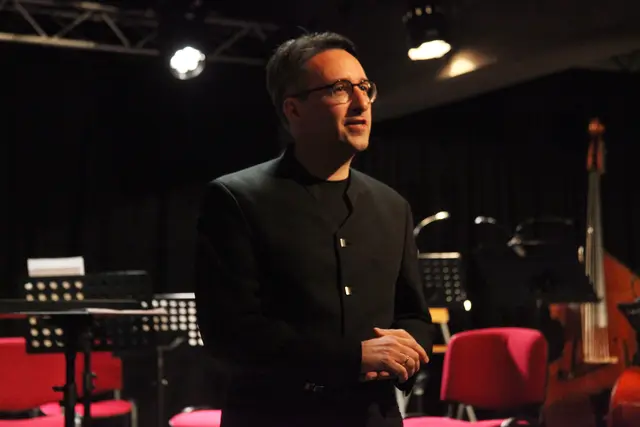 Dirigent Michael Raeber-Köck führte mit klarer Gestik, Ruhe und Feingefühl durch das anspruchsvolle Programm. 