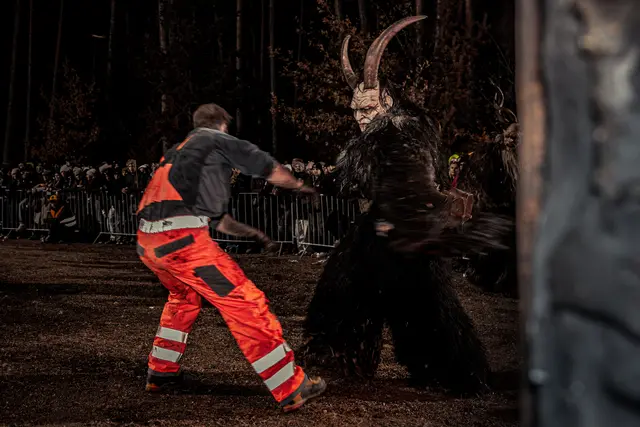 Bekanntes Szenario: Wer nicht folgt, kriegt Tuifl! | Foto: Paul Weber