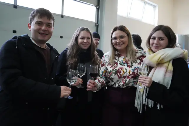 Marc, Hannah, Sophie und Katja am Weingut Wilhelm Thell | Foto: Andrea Glatzer