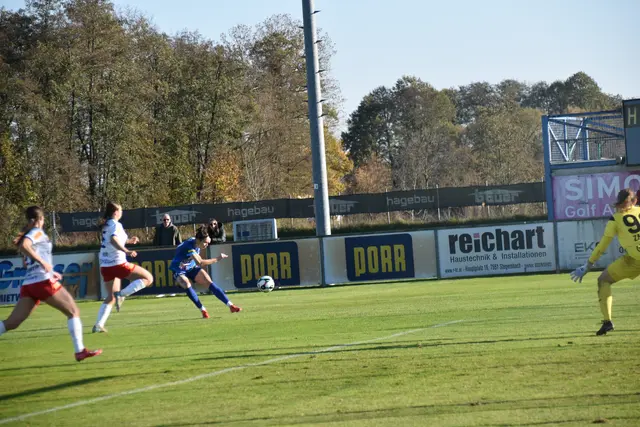 Lilla Sipos zieht ab, diesen Ball kann Julia Zangerl aber mit den Fingerspitzen noch an den Pfosten lenken. | Foto: Michael Strini